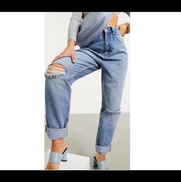 🦋HIGH RISE MOM JEAN'S IN MIDWASH WITH RIPS🦋 - Picture 1 of 6